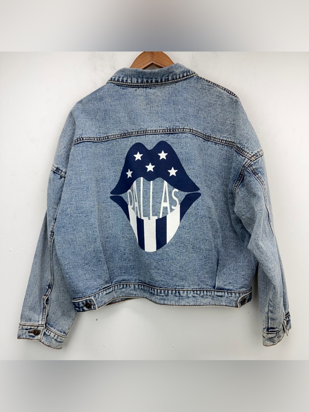 Rivalry Runway size Large Women’s Dallas Cowboys Lips Denim Button Up Jacket